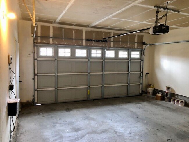 Building Photo - Gorgeous 2-Story 3 Bedroom, 2.5 Bath Home with 2 Car Garage Located in Folsom is Available NOW!