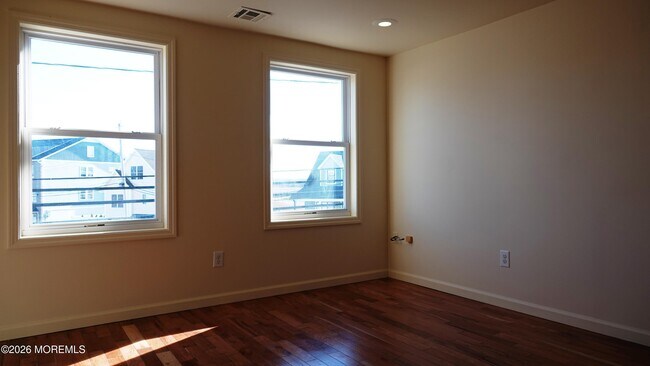 Building Photo - 20 Main St