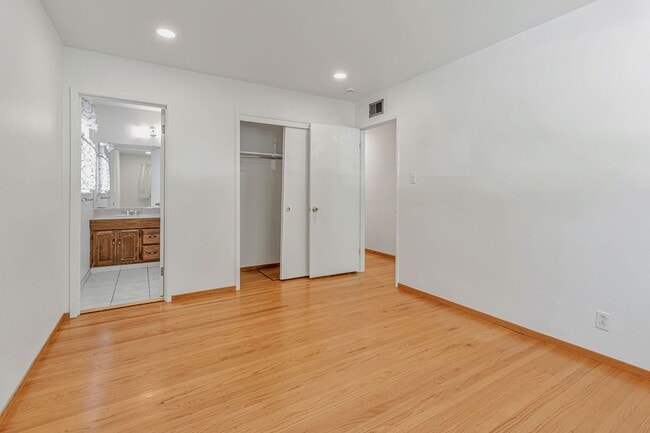 Building Photo - Charming 4-Bedroom 2-Bathroom Home in Sant...