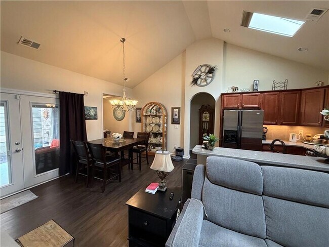 Building Photo - 502 Camellia Ct