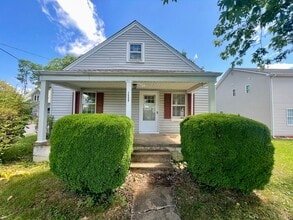 Building Photo - Cozy Bungalow Style Home