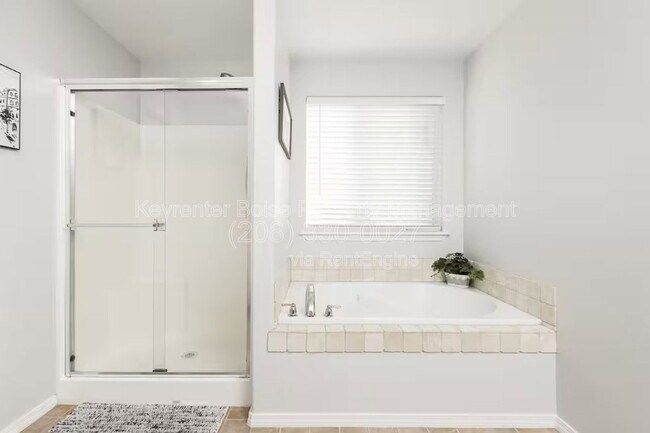 Building Photo - 879 N Traquair Pl