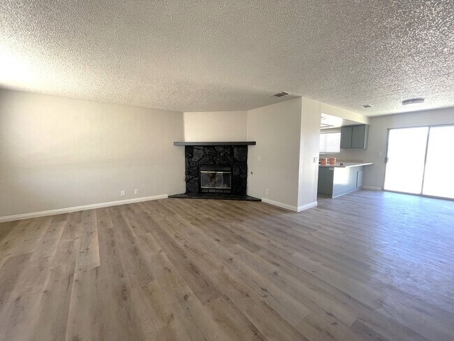 Building Photo - Recently Renovated and Move In Ready!