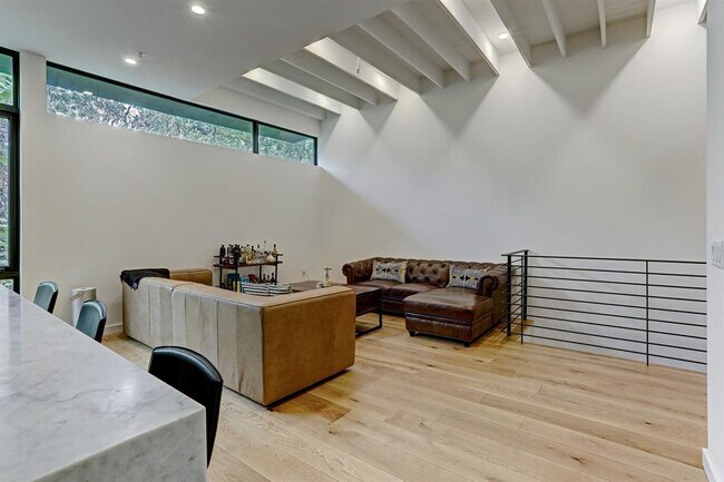 Building Photo - 1713 Bluebonnet Ln