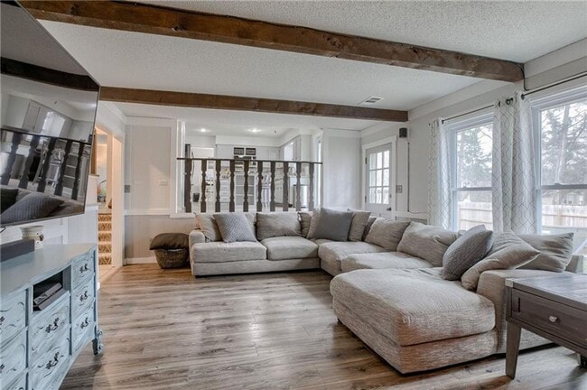 Building Photo - {8615} Remodeled w/ Updated Kitchen + New ...