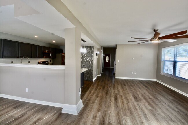 Building Photo - Stunning and Beautifully Updated Twin Home 3 Bedroom - Fenced In Backyard with a Basketball Court