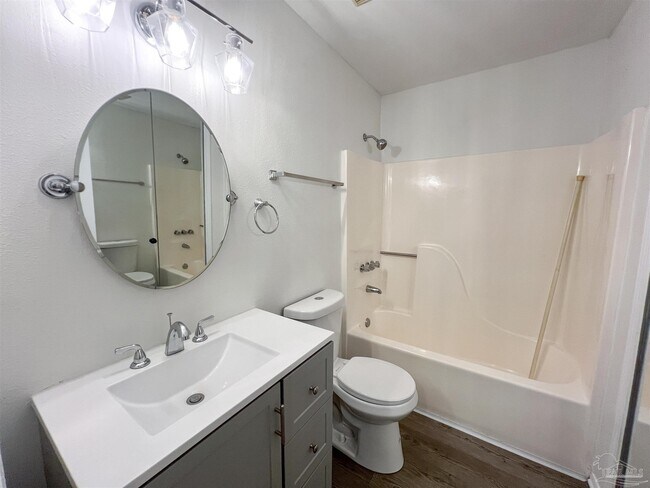 Building Photo - 8101 Treetop Ln
