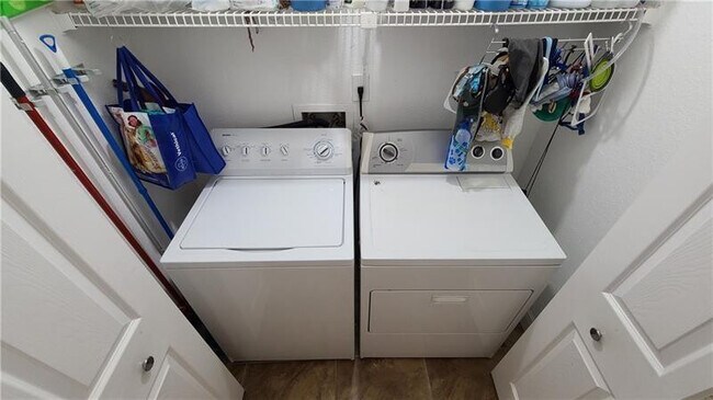 Building Photo - 805 Riverside Dr