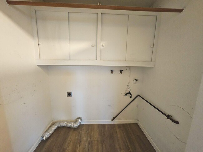 Building Photo - Beatifully updated 3 bedroom, 2 bath home ...