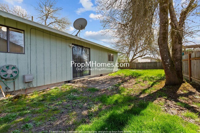 Building Photo - Updated Three Bedroom Home in McMinnville!