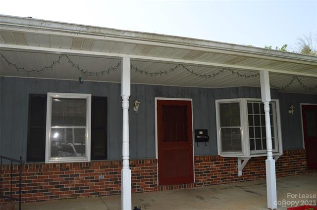 Primary Photo - 221 Kelly St