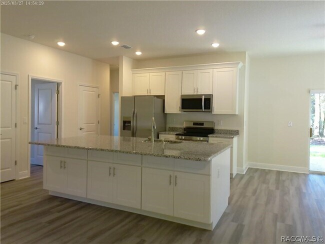 Building Photo - 7202 Everest Ave