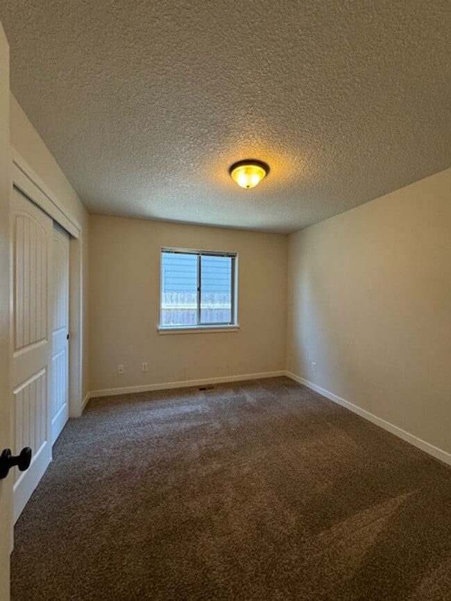 Building Photo - Dont miss out on this charming four bedroo...