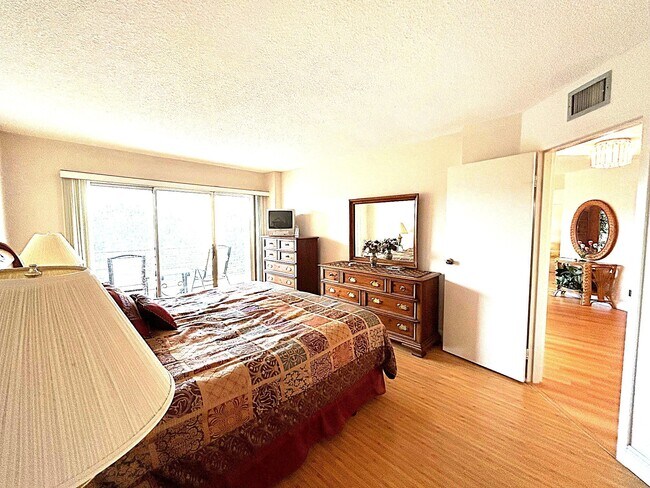 Building Photo - 3951 Via Poinciana