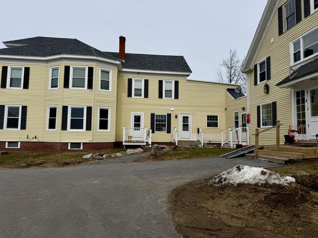 Building Photo - Well maintained inside and out