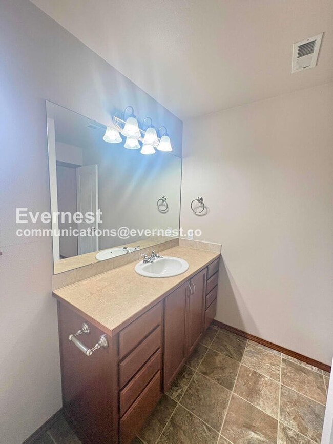 Building Photo - 111 W 6th St