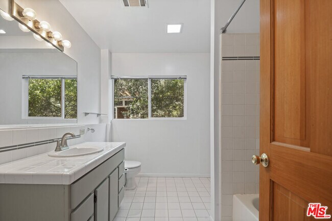 Building Photo - 1212 Fernwood Pacific Dr