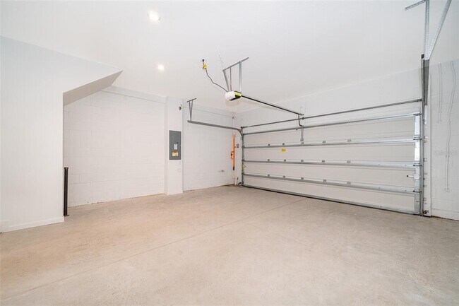 Building Photo - 9811 Walkway Dr