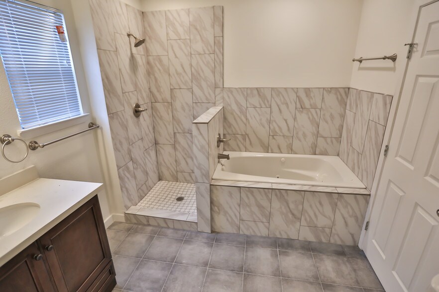 Master Bathroom - 3203 Elgin St