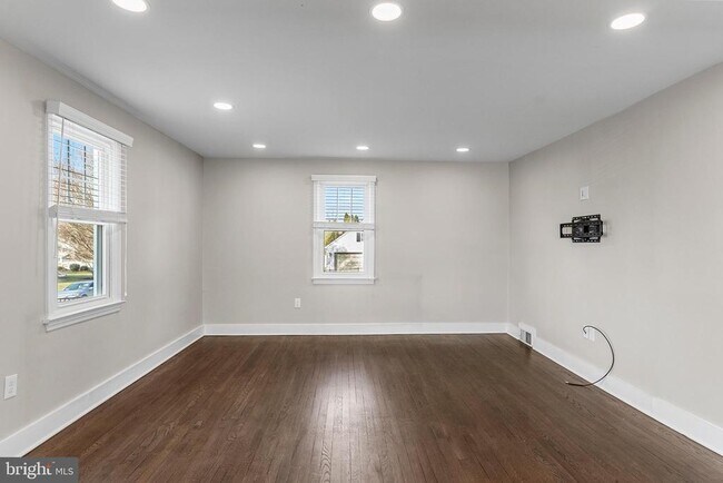 Building Photo - 48 S Locust Ave