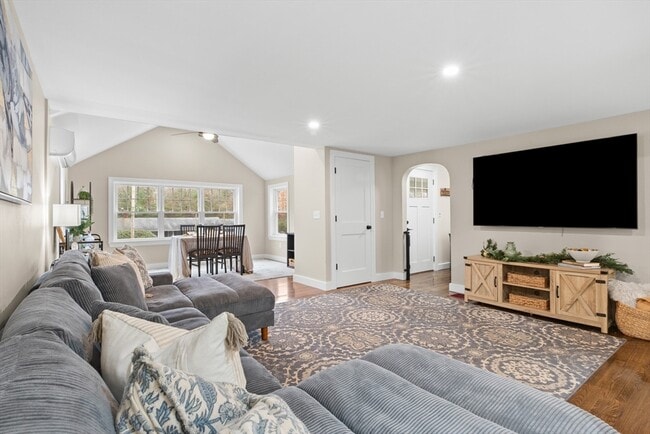 Building Photo - 123 Pond St