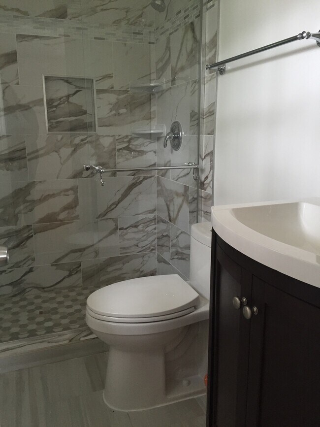 Building Photo - 4 BEDROOM, 3 FULL BATH SINGLE FAMILY HOME ...