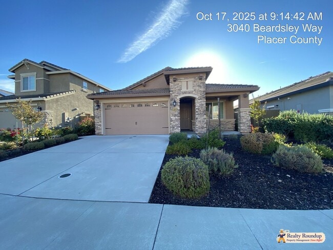 Building Photo - Pristinely Maintained Roseville Home with ...