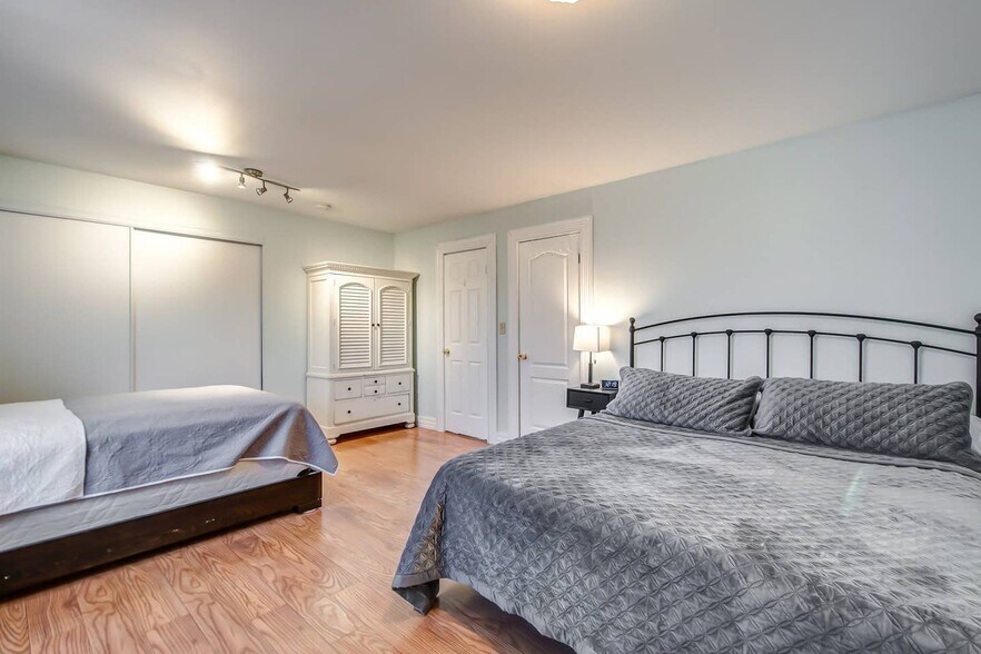 Main Floor Bedroom - 2003 Rosecliff Dr