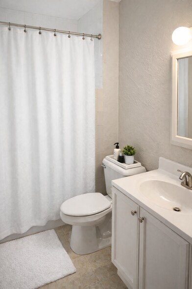 Bathroom - 1939 N Bartlett Ave