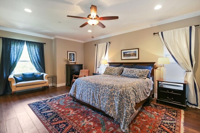 Building Photo - 4 Bed / 3.5 Bath | Crocker Village Brownst...