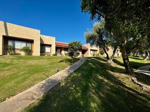 Building Photo - AVAILABLE NOW! BEAUTIFUL 2 Bedroom / 2 Bat...