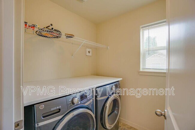 Building Photo - 5941 NE 48th St