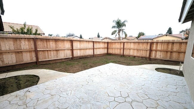 Building Photo - Beautiful 3 bedroom 2 Bath on Large Corner Lot