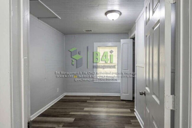 Building Photo - 220 E Render St