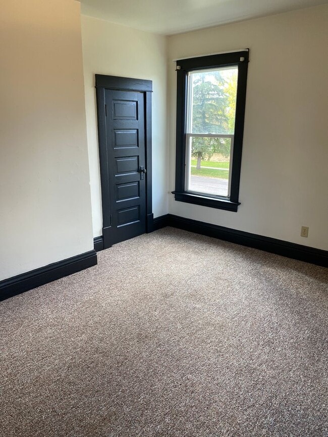 Building Photo - 902 E Kemp Ave