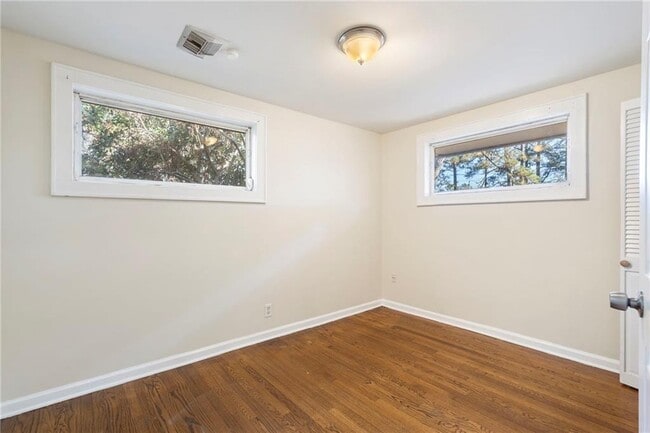 Building Photo - 2451 Warwick Cir NE