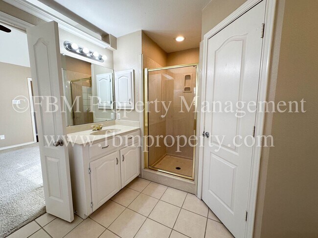 Building Photo - 803 Lakeway Dr