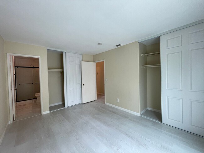 Building Photo - Light and Bright 3 Bedroom 2 Bath Oceanside Home!