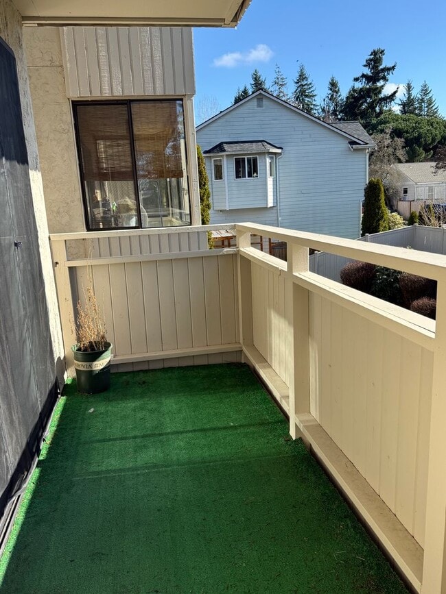 Building Photo - Beautifully maintained condo in the heart of Lynnwood!