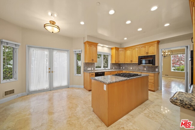 Building Photo - 248 S Swall Dr