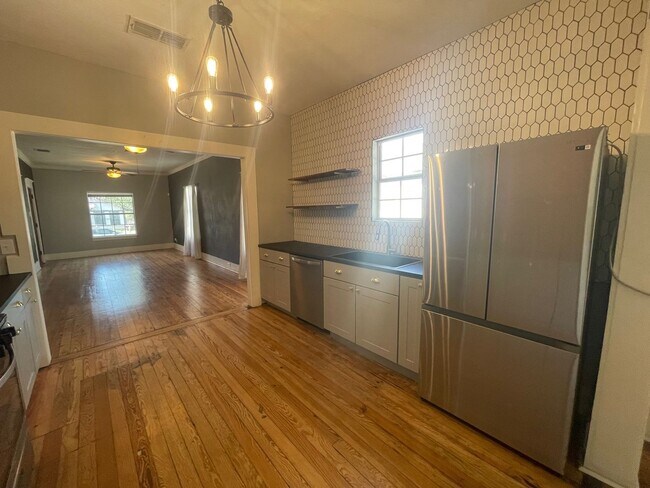 Building Photo - Woodlawn Gem!!