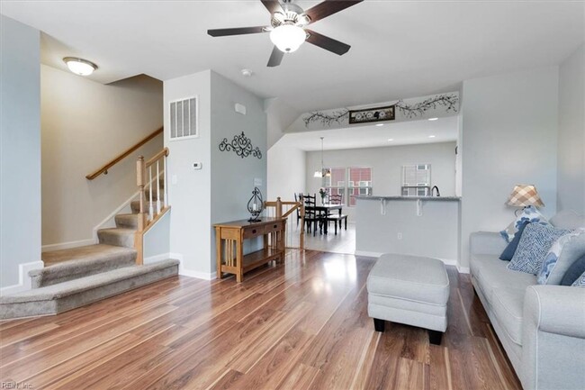 Building Photo - 3 bedroom/ 2 full bathroom and 1 half bath...