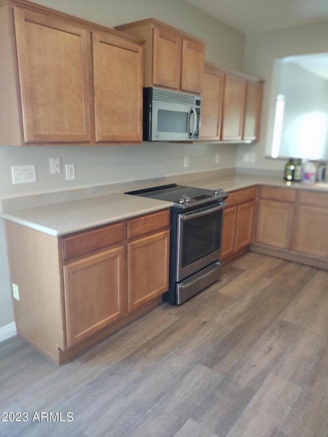 Building Photo - 466 E Yellow Wood Ave