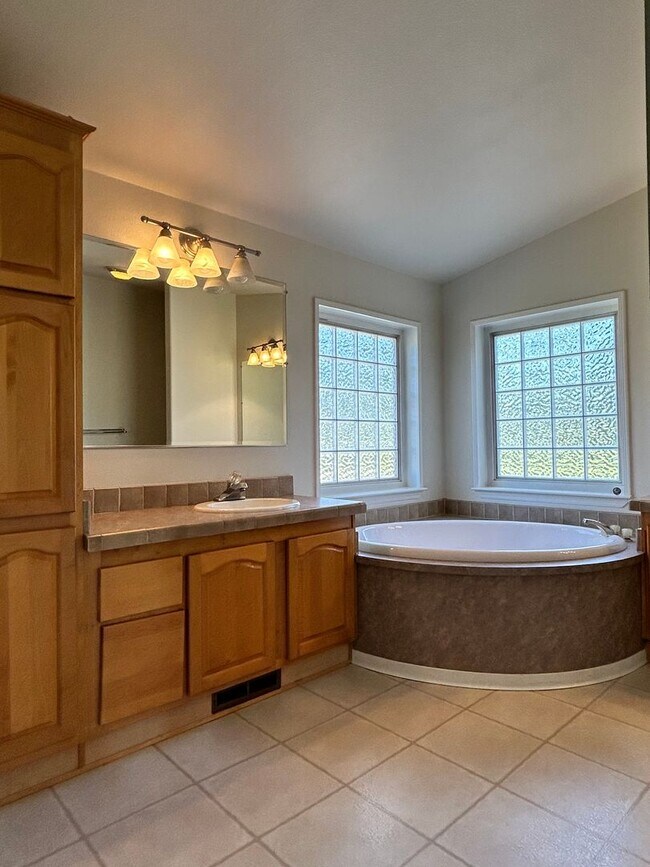 Building Photo - Large Single Family Home in Country with Office