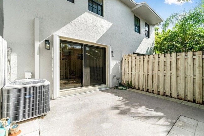 Building Photo - 421 N Cypress Dr
