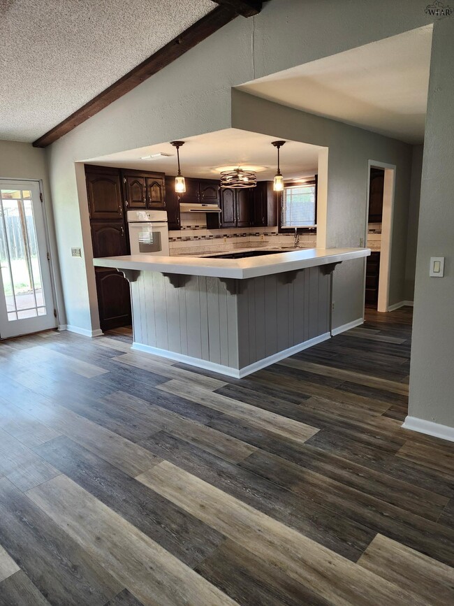 Building Photo - 916 Kiowa Dr