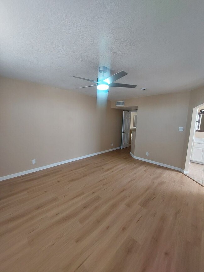 Building Photo - 4 BEDROOM 3 BATHROOM HOME! fully remodeled...