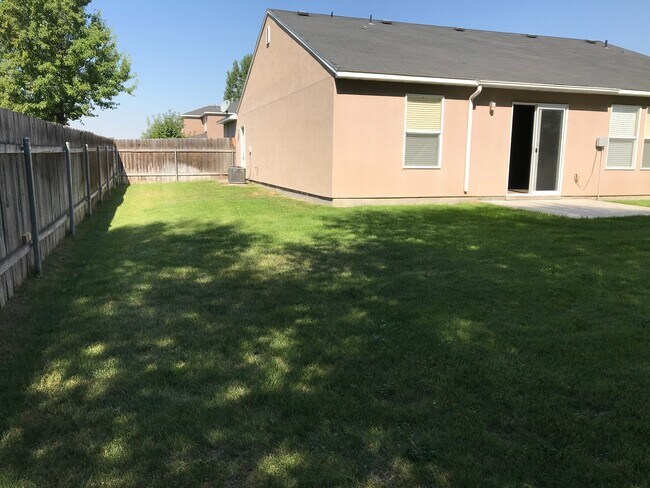 Building Photo - 3 bed/ 2 bath... 2 car garage... Single Level...In the Meadowbrook Subdivision.