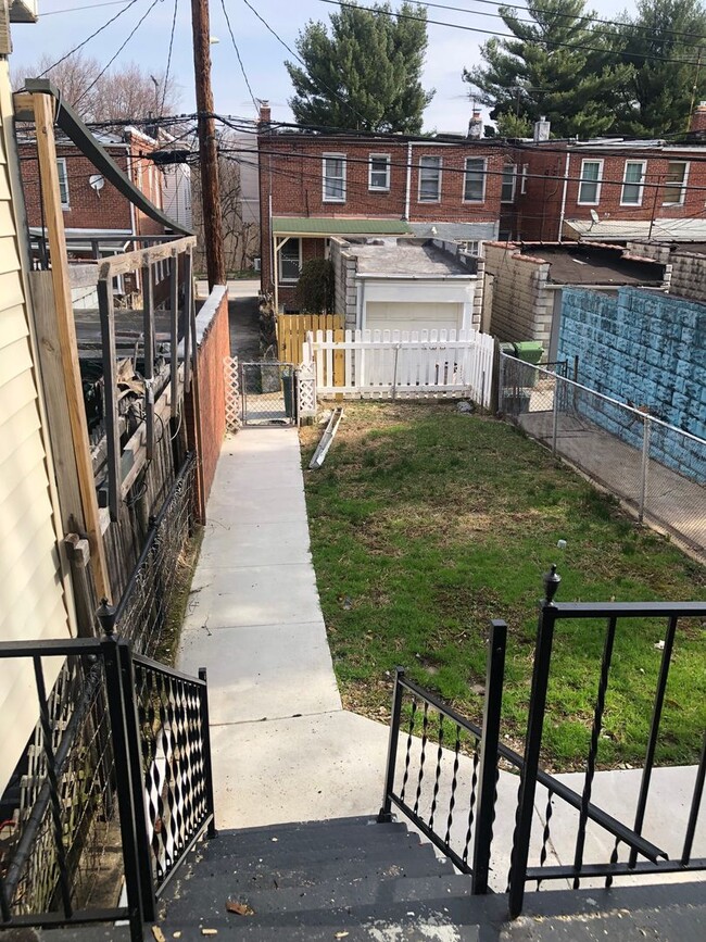 Building Photo - Discover this well-maintained 3-bedroom, 2-bath home in Baltimore, MD,