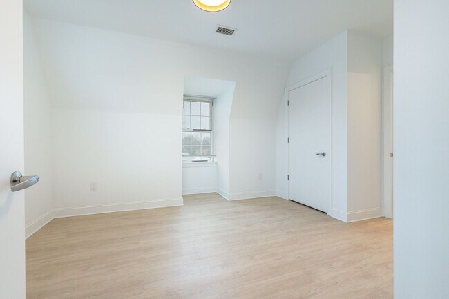 Building Photo - 18 E Lancaster Ave